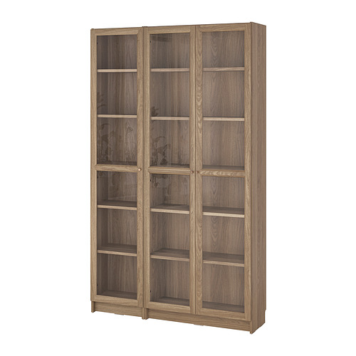 Librería BILLY: mueble alto de madera marrón con puertas de cristal, múltiples estantes, diseño clásico.