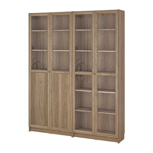 Una librería BILLY en chapa de roble con puertas de cristal, con múltiples estantes para el almacenamiento.