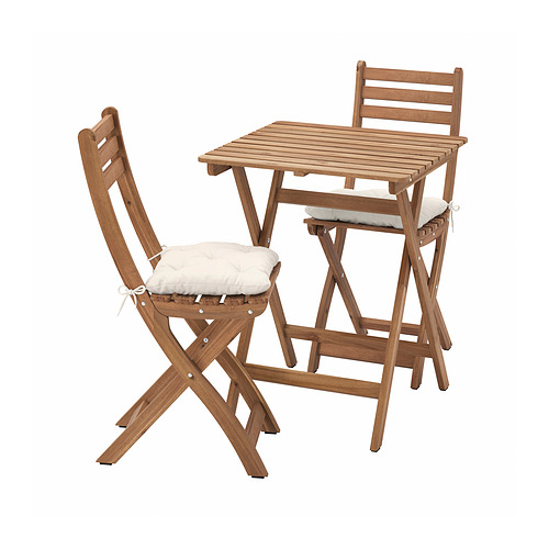 Juego de mesa y sillas de exterior de madera con cojines beige.