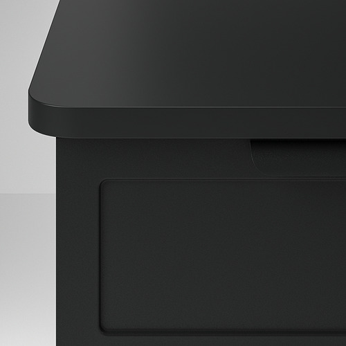 Mesita de noche negra moderna con tapa lisa y puerta abatible para almacenamiento oculto, montada en la pared.