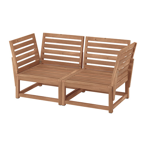 Sofá de dos plazas de exterior de madera marrón bicolor con respaldo y asiento de listones verticales.