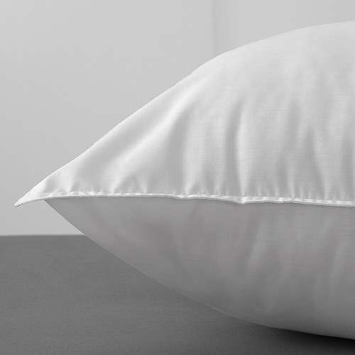 Primer plano de una almohada suave y regordeta con bordes cosidos; Tejido y relleno de alta calidad.