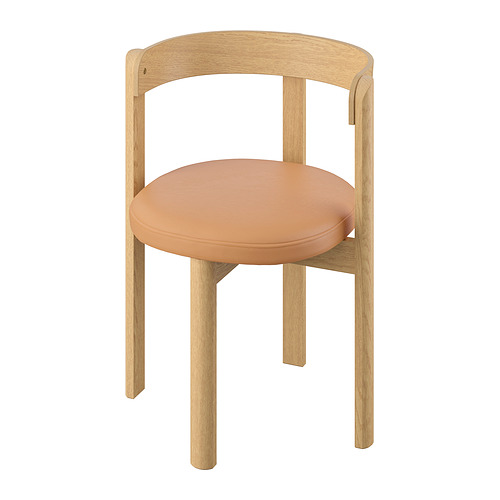 La silla STOCKHOLM 2025, de roble claro con asiento de cuero naranja, presenta un moderno diseño escandinavo.