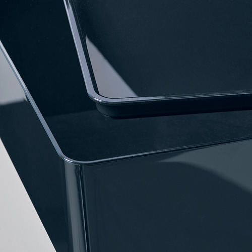 Caja azul oscuro brillante con tapa que refleja la luz, mostrando una superficie elegante y bordes lisos.