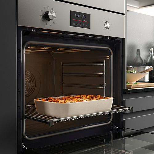 Horno de acero inoxidable con pantalla digital para hornear lasaña, mostrando verdadera función de cocción con ventilador.