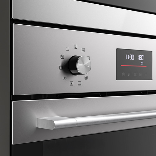 Panel de control moderno de horno de acero inoxidable con pantalla digital y mandos rotativos, que ilustran un diseño y funcionalidad de alta calidad.