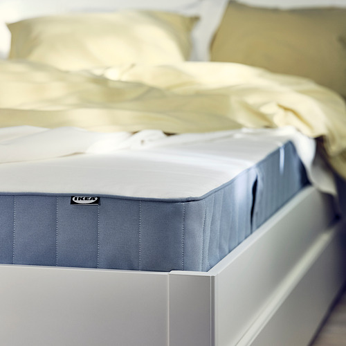 Cama con colchón VESTMARKA, azul claro, firme, tapa de espuma, muelles bonnell, estructura blanca.