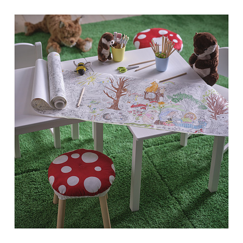 Rollo de papel SKOGSDUVA con escenas del bosque, silla con cojín de hongos, animales de peluche.