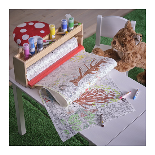 Estación de arte para niños: un rollo para colorear detallado, crayones y una silla. Forma parte de la colección SKOGSDUVA.