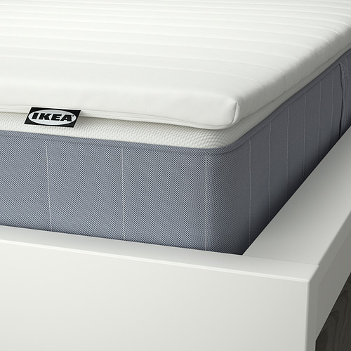 Colchón cama VESTERÖY de IKEA, de firmeza media, para dormir de lado y boca arriba. Blanco y gris, tecnología de muelles ensacados. Vista superior, diseño de calidad.