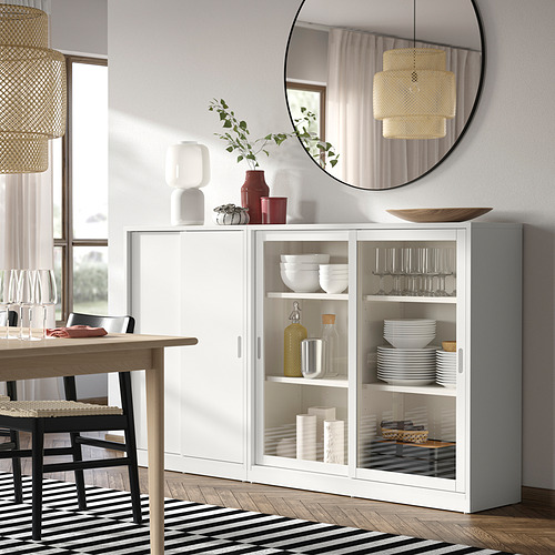 Comedor moderno con aparador TONSTAD, jarrones, espejo y lámpara colgante.