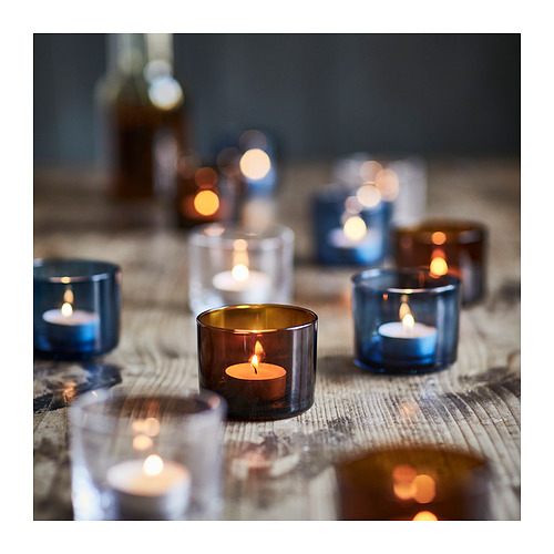 HÖSTAGILLE: portavelas de cristal azul. Diseño pequeño, redondo y sencillo. Se utiliza individualmente o en grupos para un ambiente cálido de otoño.