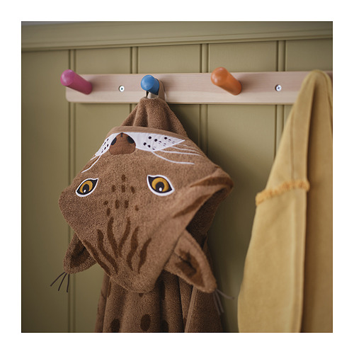 Una divertida toalla con capucha de lince cuelga de un gancho de colores, lista para calentar y secar a un niño después del baño.