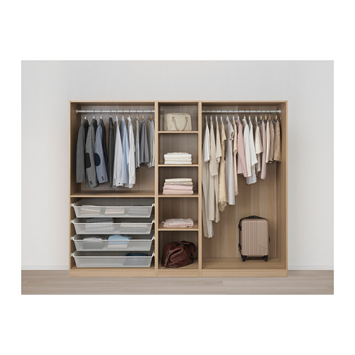 Un armario moderno con perchas, estantes y cajones de malla para un almacenamiento organizado.