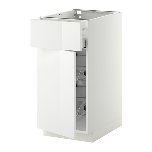 Mueble de cocina moderno blanco, brillante, con cajón abierto y cesta de alambre, diseño elegante y limpio.