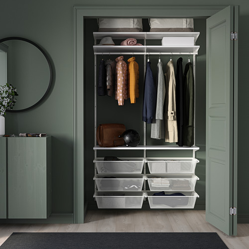 Armario BOAXEL en gris con ropa y cestas, paredes verdes, suelo de madera.