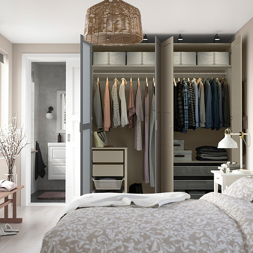 Dormitorio moderno con armario abierto que muestra ropa, cajones y estantes en el interior.