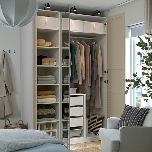 Dormitorio moderno con armario PAX, que ofrece estantes, cajones y espacio para colgar ropa y accesorios.
