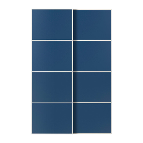 Un par de puertas correderas azules con un diseño elegante y moderno, que consta de cuatro paneles con un acabado liso.