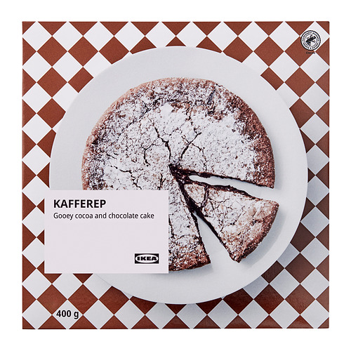 Envases de comida de Ikea: KAFFEREP, tarta pegajosa de cacao y chocolate, 400g. Bizcocho circular con azúcar glas, falta rebanada.