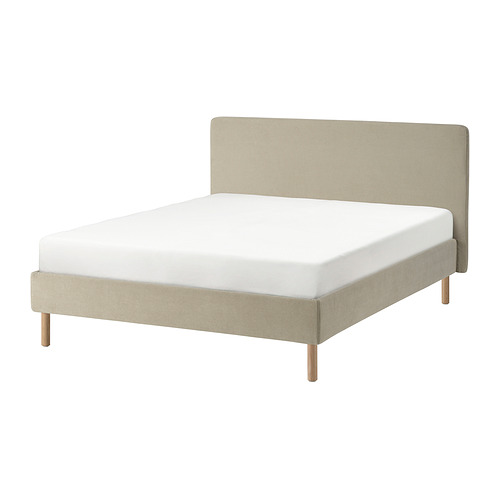 Cama minimalista, tela marrón, patas de madera, cabecero acolchado, diseño limpio.