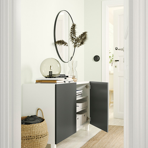 Habitación moderna con armario BESTÅ, plantas secas y espejo.
