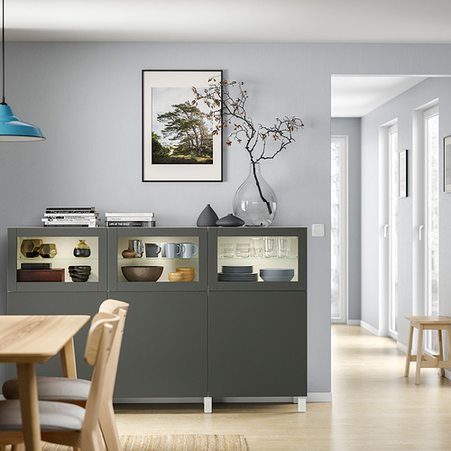 Comedor moderno con armario, mesa y sillas BESTÅ. Lámpara colgante, foto enmarcada y decoración de jarrón.