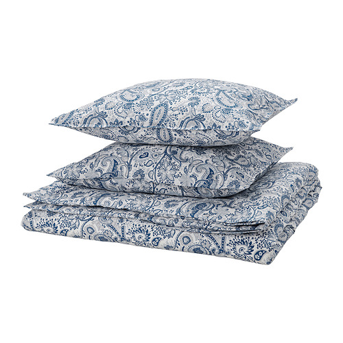 Una pila de ropa de cama RODGERSIA con estampado de cachemira azul y blanco, con mezcla de algodón y viscosa, con un cierre de botón suave y decorativo.