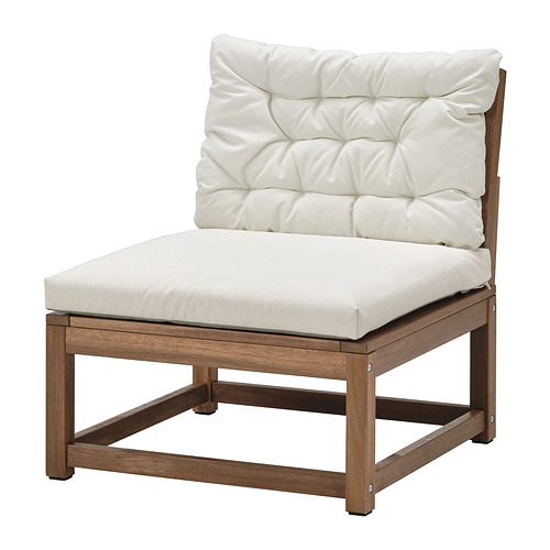 Silla de exterior NÄMMARÖ marrón con cojines blancos rotos.