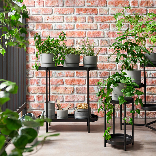 Soporte para plantas Oliveblad: elegante, de varios niveles, sostiene varias plantas. Pies negros, de acero y poliéster. Alto, versátil para uso interior/exterior.