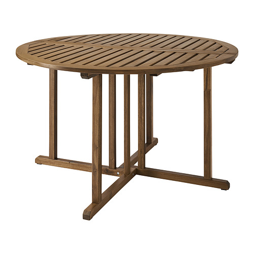 Mesa redonda de exterior NÄMMARÖ, madera de acacia teñida de marrón, robusta y de forma social.