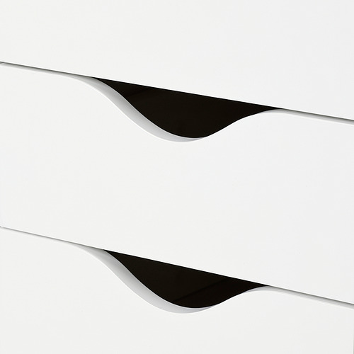 Imagen abstracta en blanco y negro que muestra líneas suaves y curvas sobre una superficie minimalista.