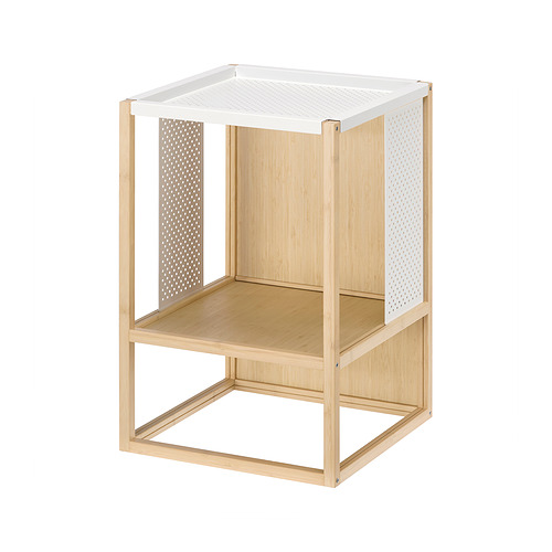 GILLERSBERG: mesa ligera y versátil con paneles perforados blancos, estructura de bambú, diseño limpio, ideal para espacios pequeños.