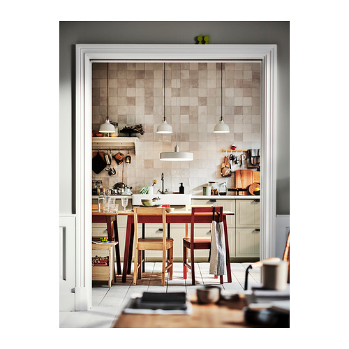 Cocina moderna con mesa de comedor y sillas de madera, salpicadero de azulejos, lámparas colgantes y varios utensilios de cocina.