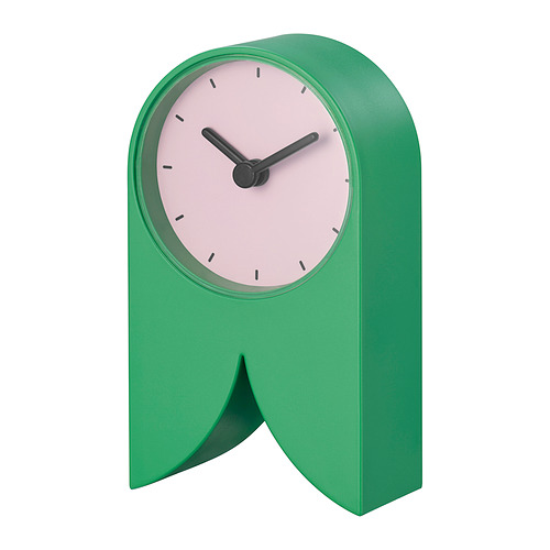 Un reloj FLODKRÄFTA verde con esfera blanca y manecillas negras, con un diseño curvo único hecho de plástico ABS reciclado.