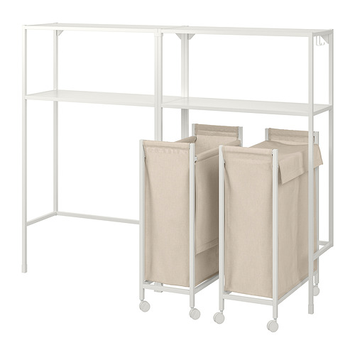 Un mueble de almacenaje ENHET de ikea con tres estantes y dos bolsas de lavandería beige con ruedas. Diseño moderno, acabado en blanco.