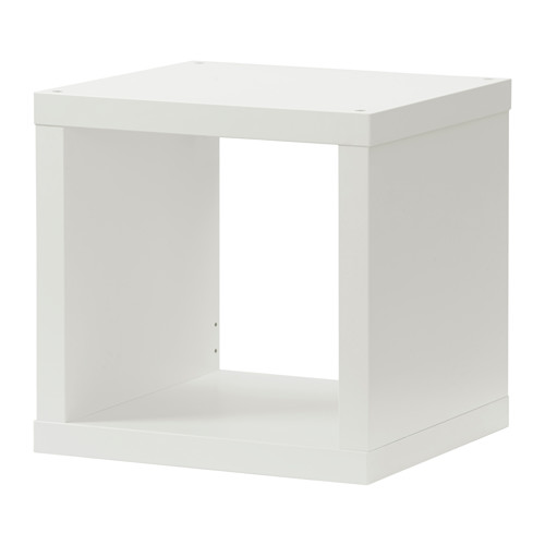 Mueble de almacenaje en cubo KALLAX blanco con centro abierto.