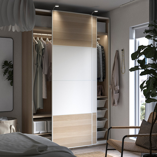 Dormitorio moderno con armario PAX y silla de mimbre.