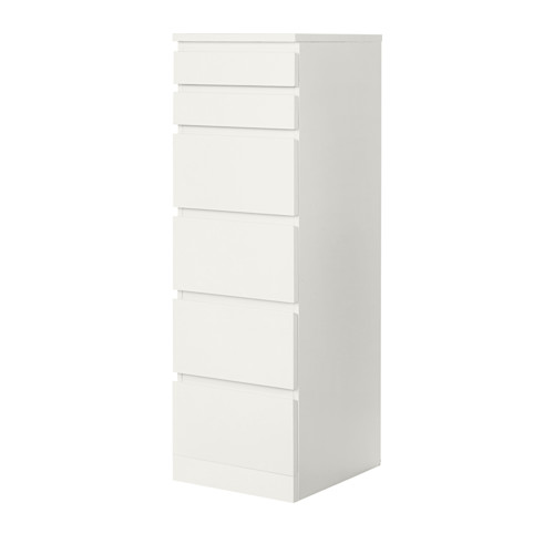 Cómoda alta MALM blanca con cinco cajones, diseño elegante.