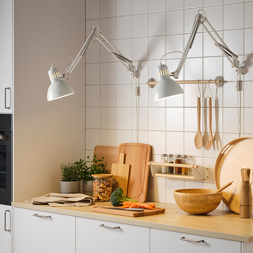 Cocina con lámparas TERCIAL sobre encimera de madera.