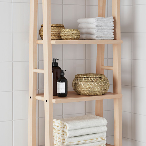 Estantería de baño de madera con toallas, cestas y dispensador de jabón.