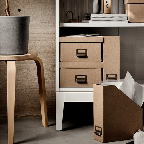 Moderna oficina con almacenamiento IDANÄS. Beige, muebles modulares con cajones de cierre suave y estantes ajustables.