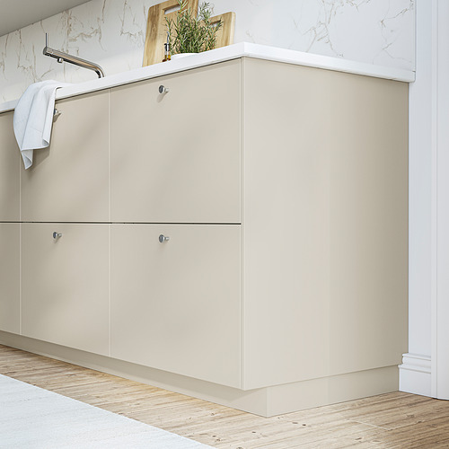 Moderno mueble HAVSTORP beige de líneas limpias y frentes lisos, que encaja perfectamente bajo un salpicadero de mármol, acompañado de una toalla blanca.