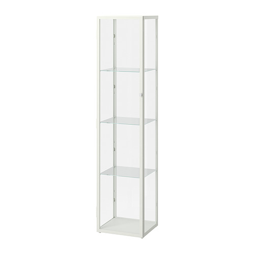 Un mueble blanco con puerta de cristal BLÅLIDEN de ikea. Es delgado, alto, con cuatro estantes de vidrio para exhibir artículos ordenadamente.
