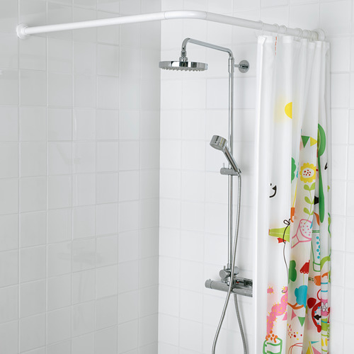 Ducha moderna con cabezal de lluvia, ducha de mano y cortina de colores.