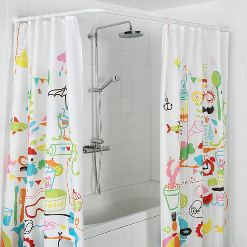 Cortina de ducha con dibujos brillantes con varios objetos cuelga en el baño; Azulejos blancos y cabezal de ducha cromado a la vista.
