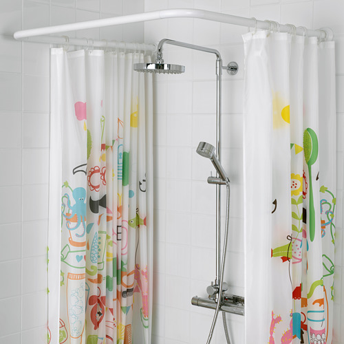 Baño moderno con cortina de ducha de esquina VIKARN que sostiene cortina de colores.