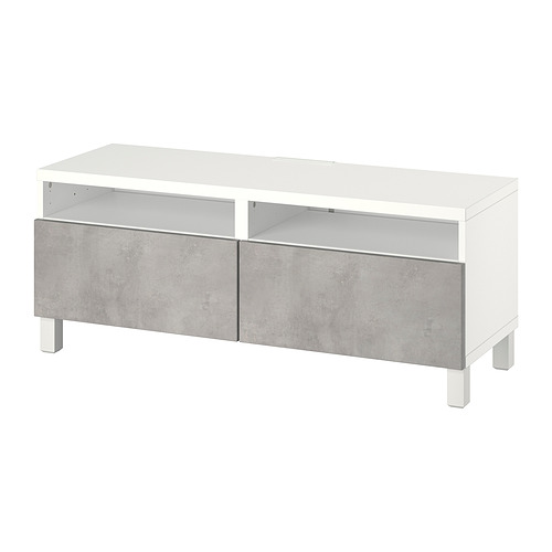 Un mueble de tv blanco con diseño de efecto cemento, dos estantes y dos cajones de cierre liso para el almacenamiento.