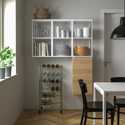 Rincón de cocina moderno con estante OMAR, cerámica, libros de cocina, botellero, mesa de comedor, sillas, piso de madera.