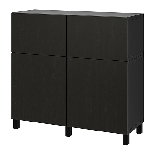 Un armario de almacenamiento BESTÅ negro de ikea con cuatro puertas cuadradas, hecho de tableros de partículas y patas de madera maciza.